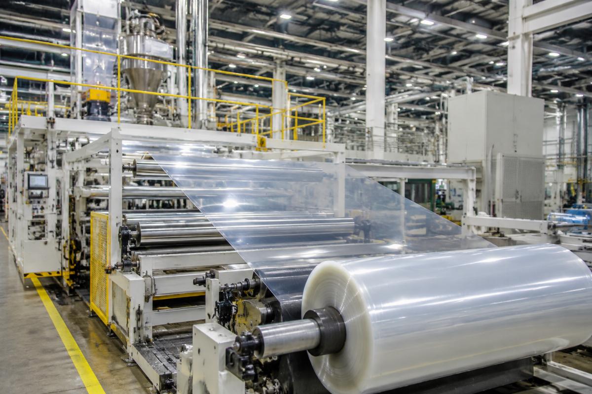 Custom-configured extrusion line running clear food-grade PET sheet at full production speed